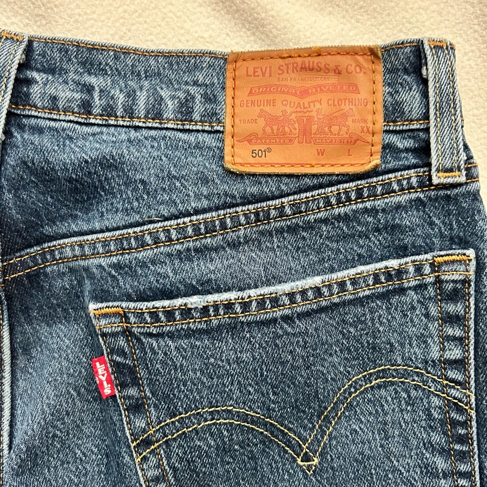 Levi’s 501 Original Fit Cropped Jean 30x26 - Picture 6 of 9